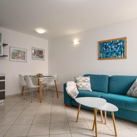 Degrassi Square Apartments (Adults Only) ヴルサル エクステリア 写真