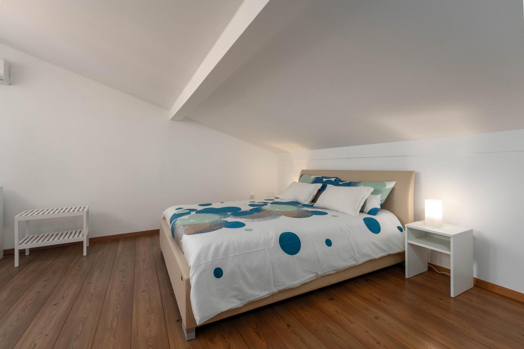 Degrassi Square Apartments (Adults Only) ヴルサル エクステリア 写真