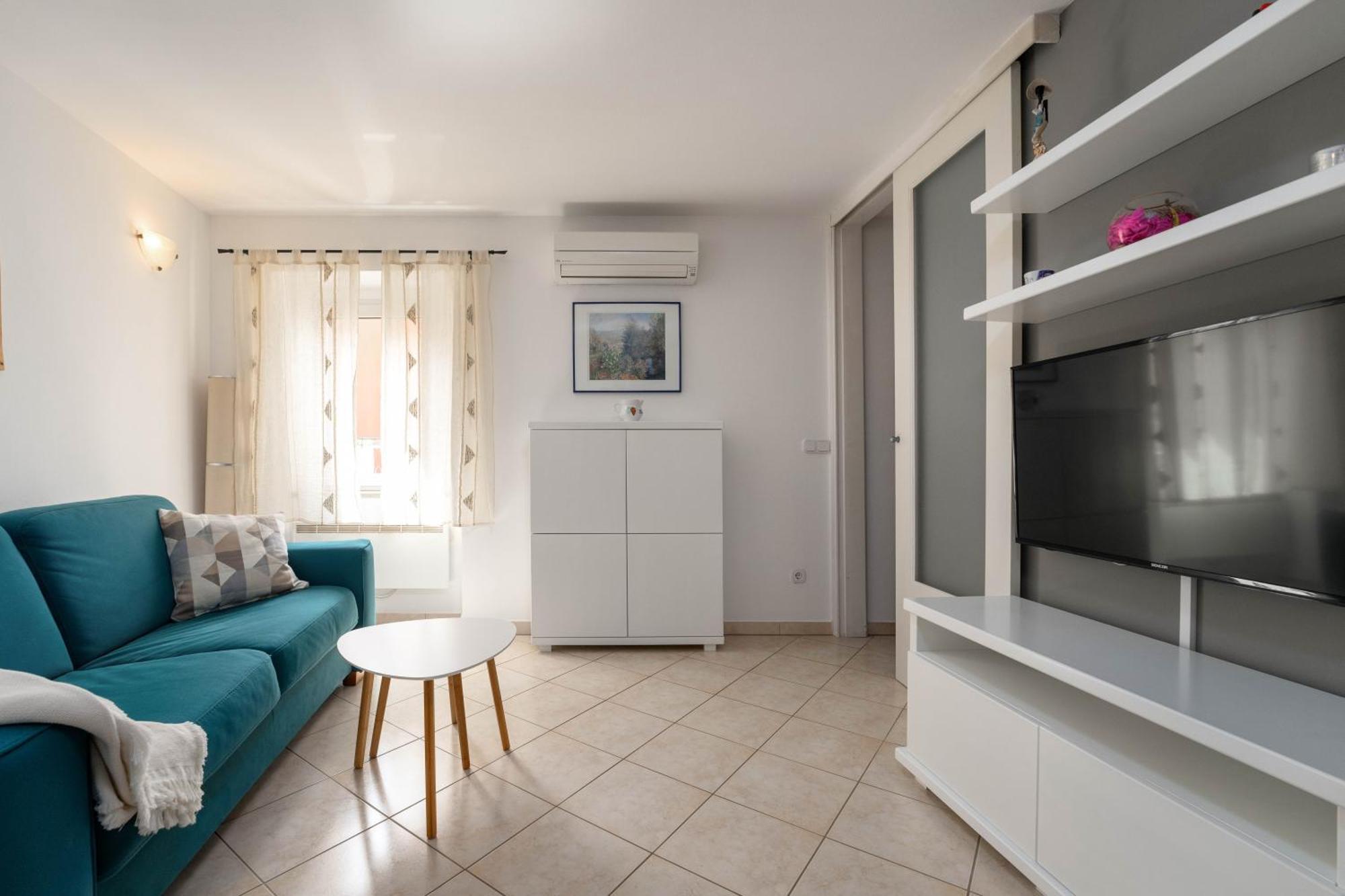 Degrassi Square Apartments (Adults Only) ヴルサル エクステリア 写真