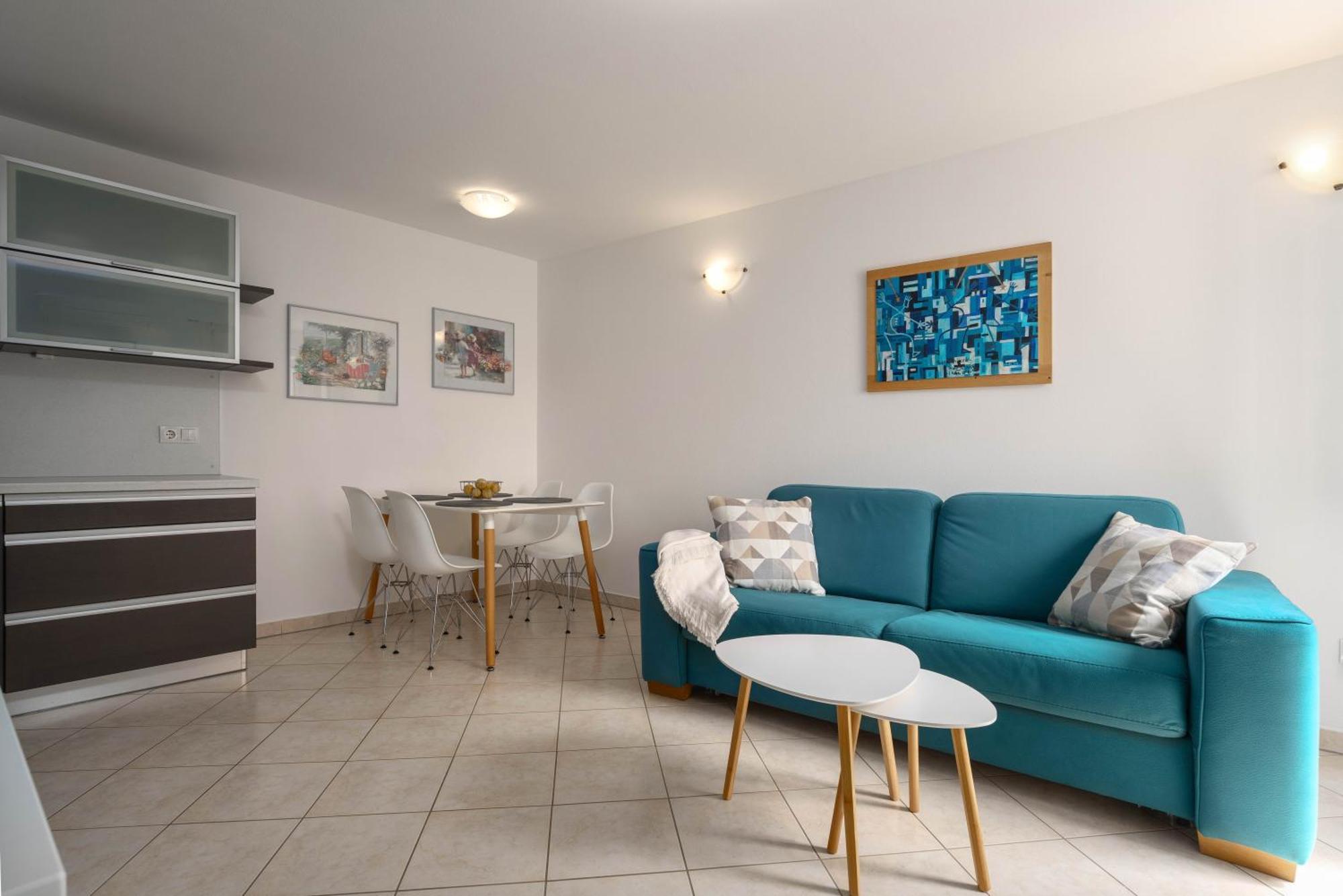 Degrassi Square Apartments (Adults Only) ヴルサル エクステリア 写真