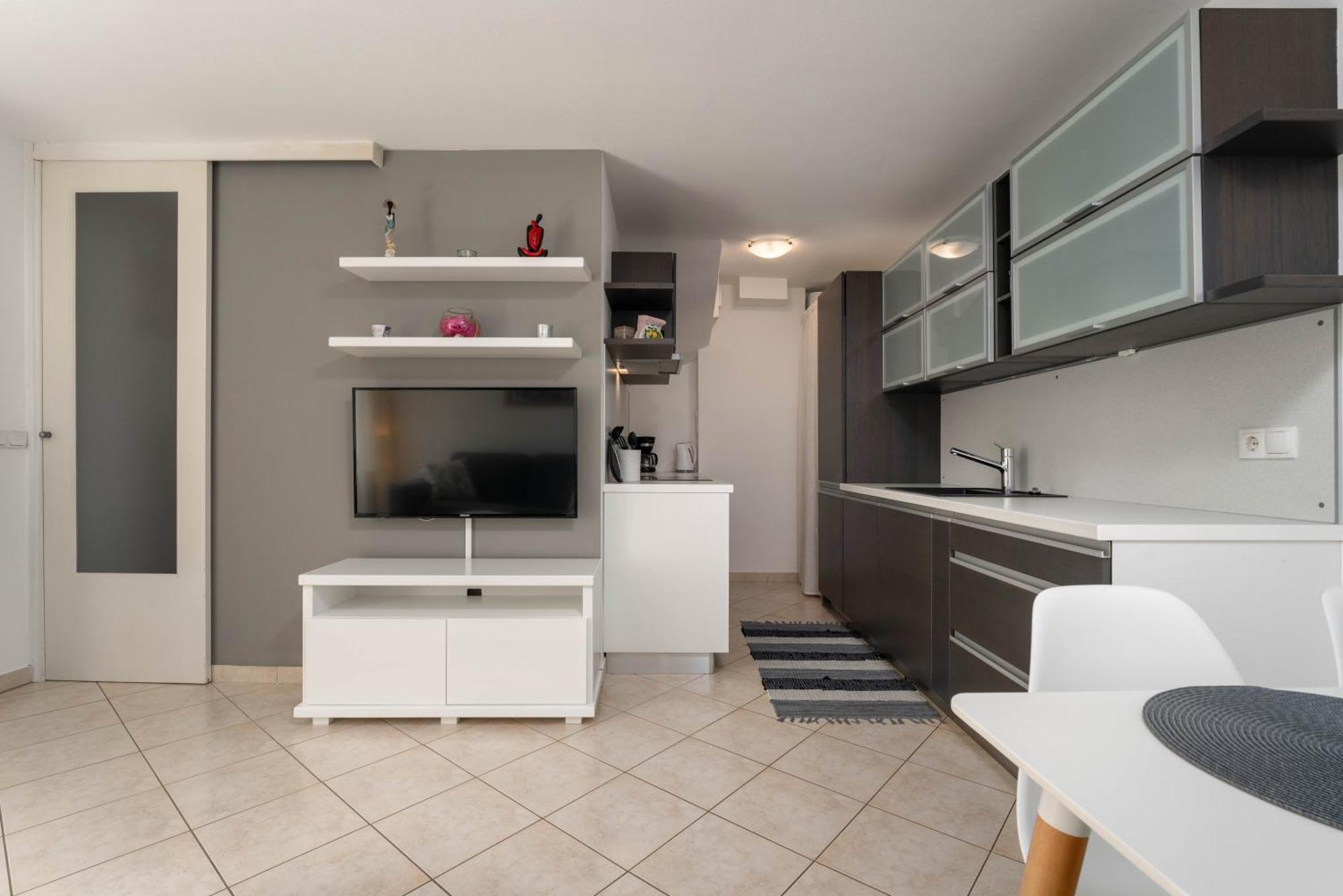 Degrassi Square Apartments (Adults Only) ヴルサル エクステリア 写真