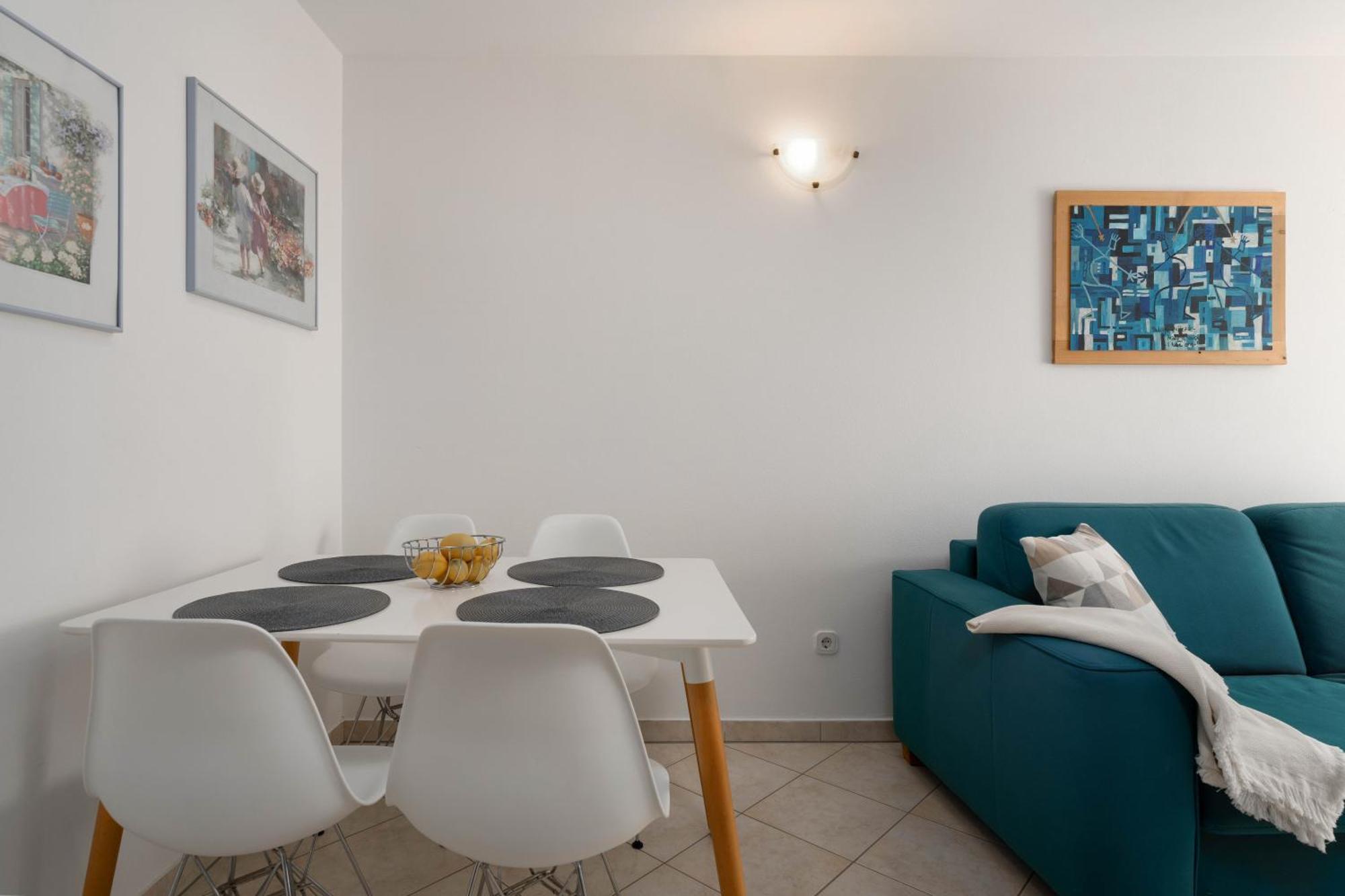 Degrassi Square Apartments (Adults Only) ヴルサル エクステリア 写真