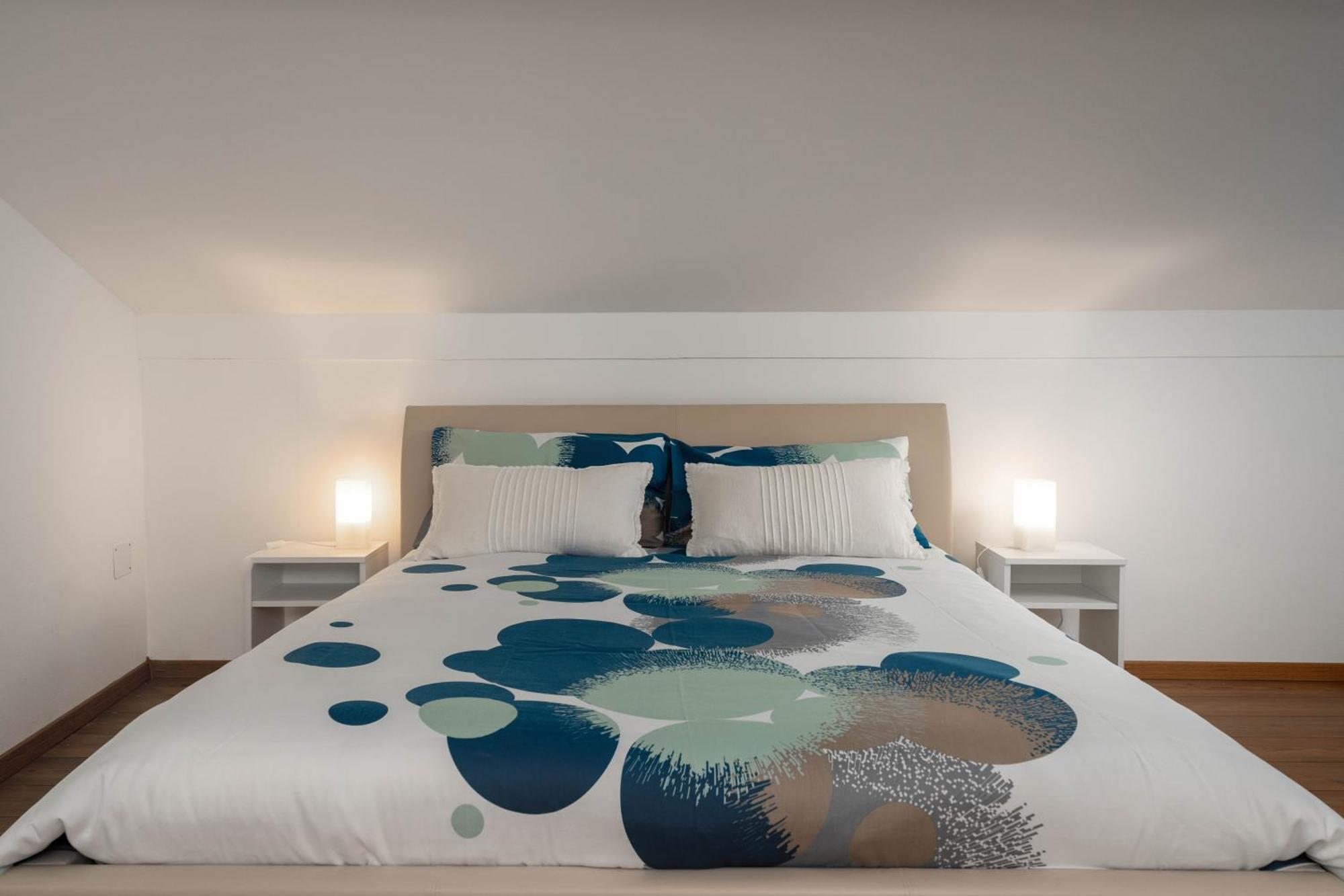 Degrassi Square Apartments (Adults Only) ヴルサル エクステリア 写真
