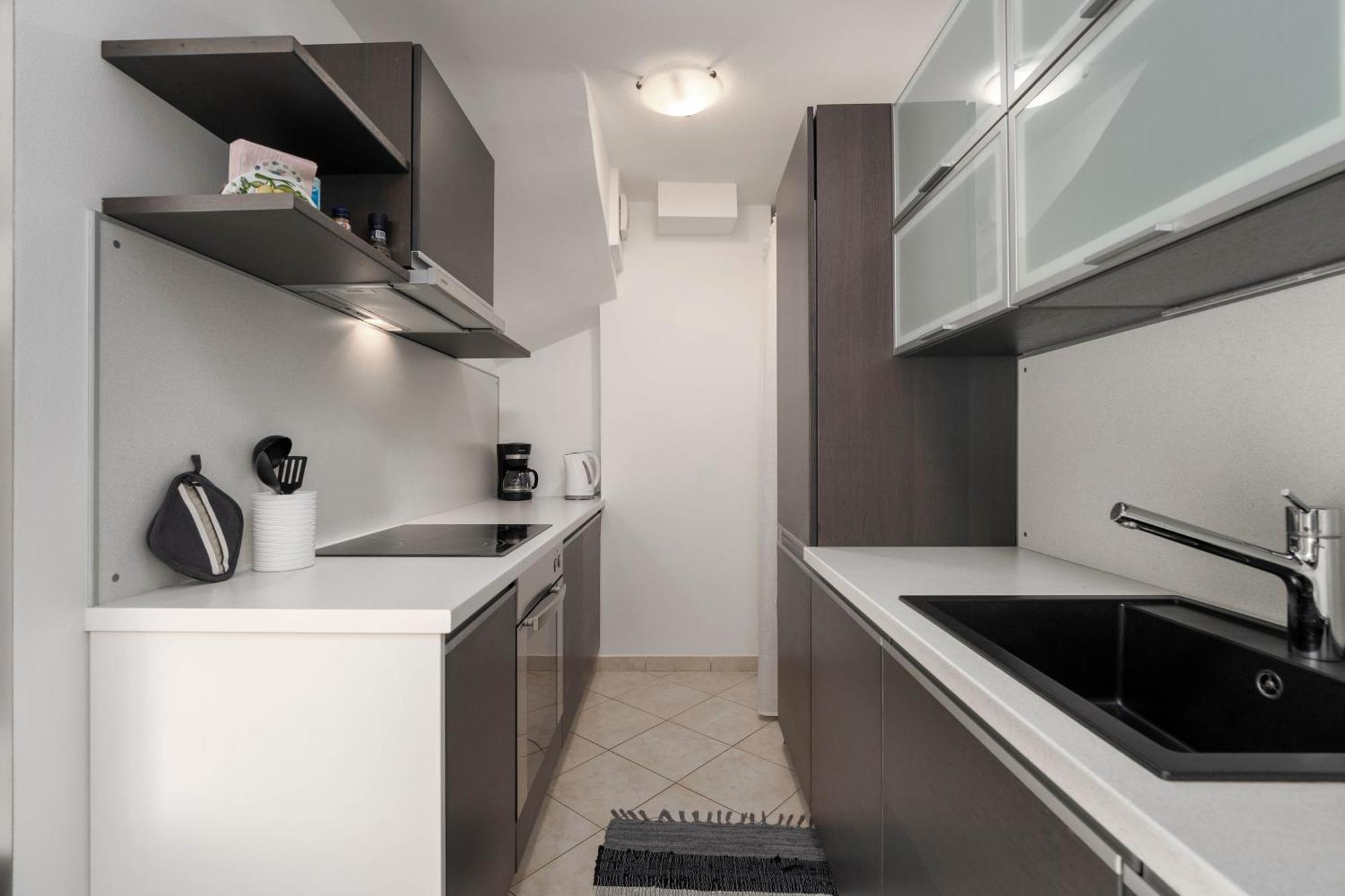 Degrassi Square Apartments (Adults Only) ヴルサル エクステリア 写真