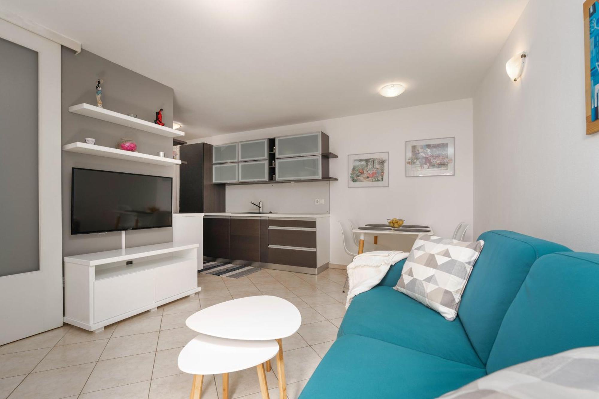 Degrassi Square Apartments (Adults Only) ヴルサル エクステリア 写真