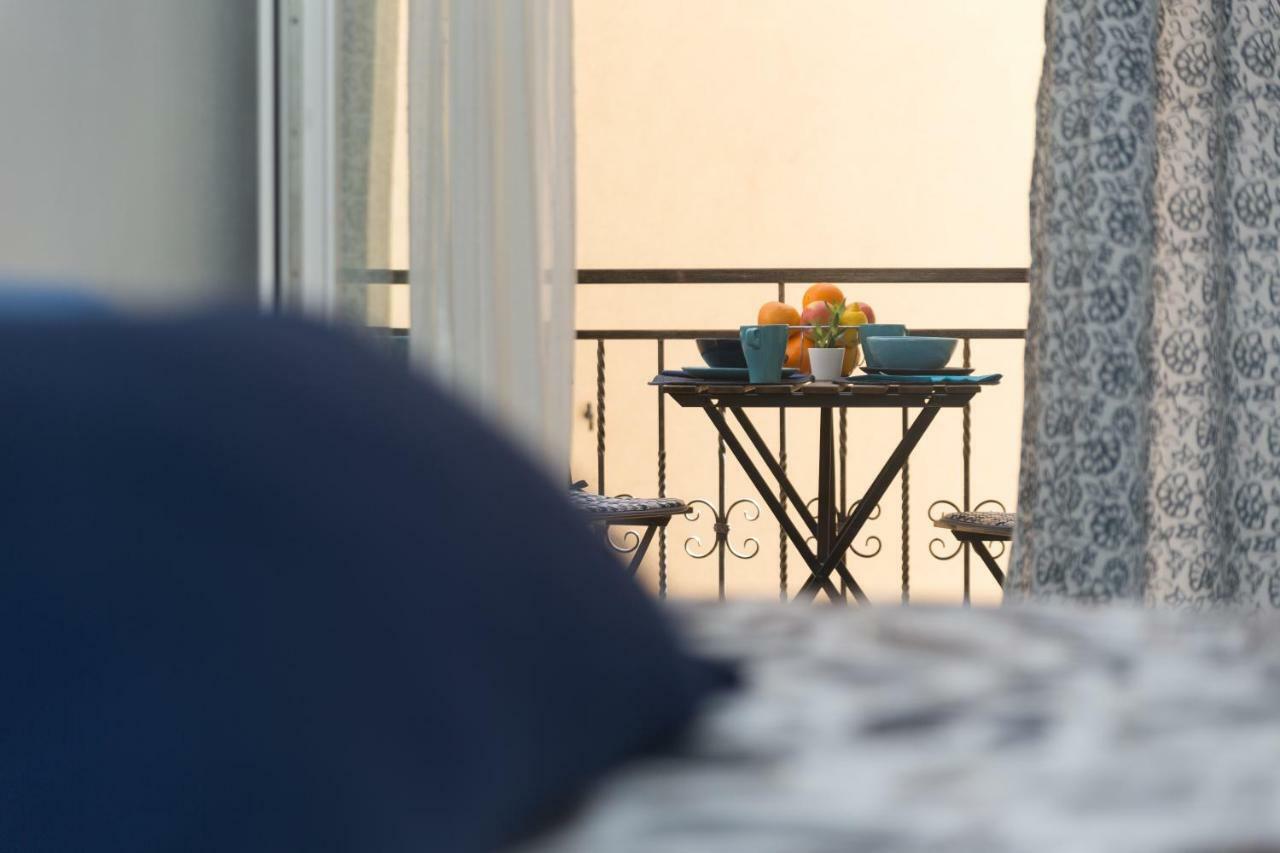 Degrassi Square Apartments (Adults Only) ヴルサル エクステリア 写真