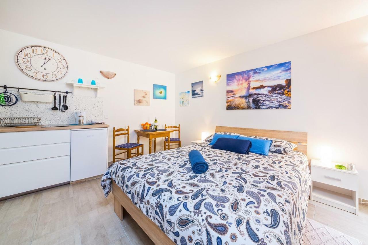 Degrassi Square Apartments (Adults Only) ヴルサル エクステリア 写真