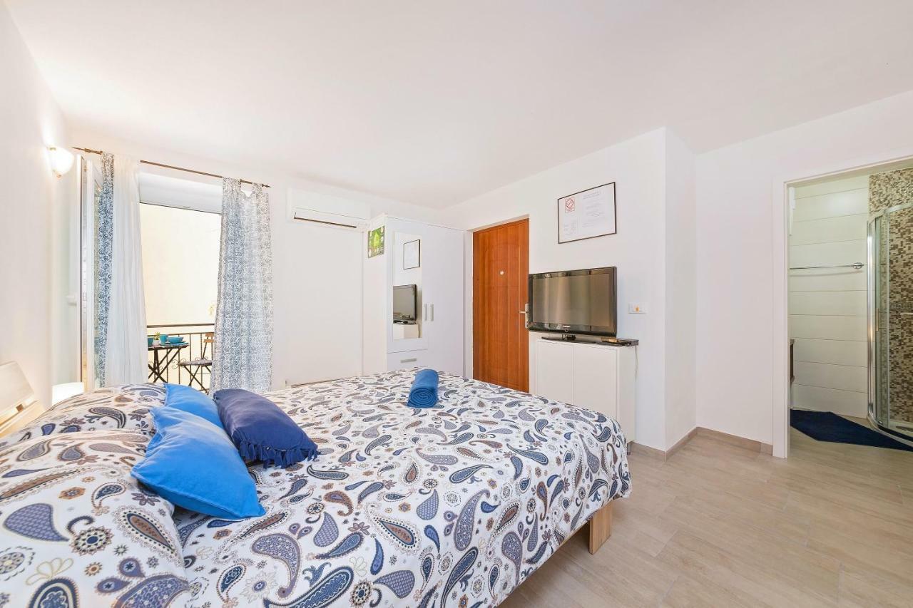 Degrassi Square Apartments (Adults Only) ヴルサル エクステリア 写真