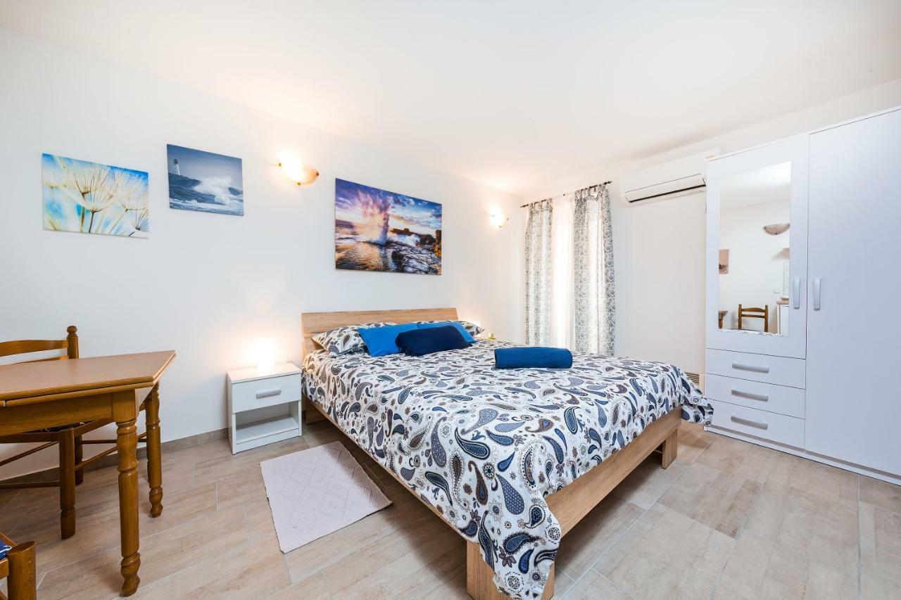 Degrassi Square Apartments (Adults Only) ヴルサル エクステリア 写真