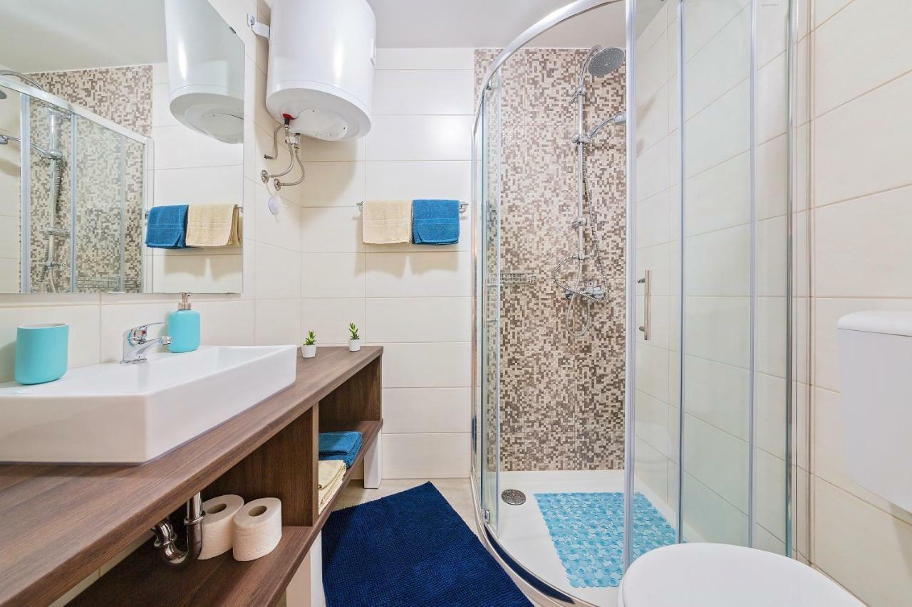 Degrassi Square Apartments (Adults Only) ヴルサル エクステリア 写真