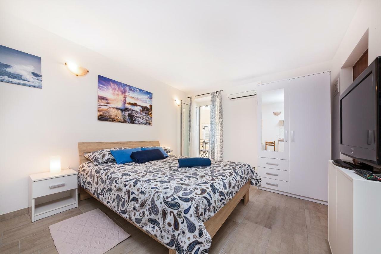 Degrassi Square Apartments (Adults Only) ヴルサル エクステリア 写真