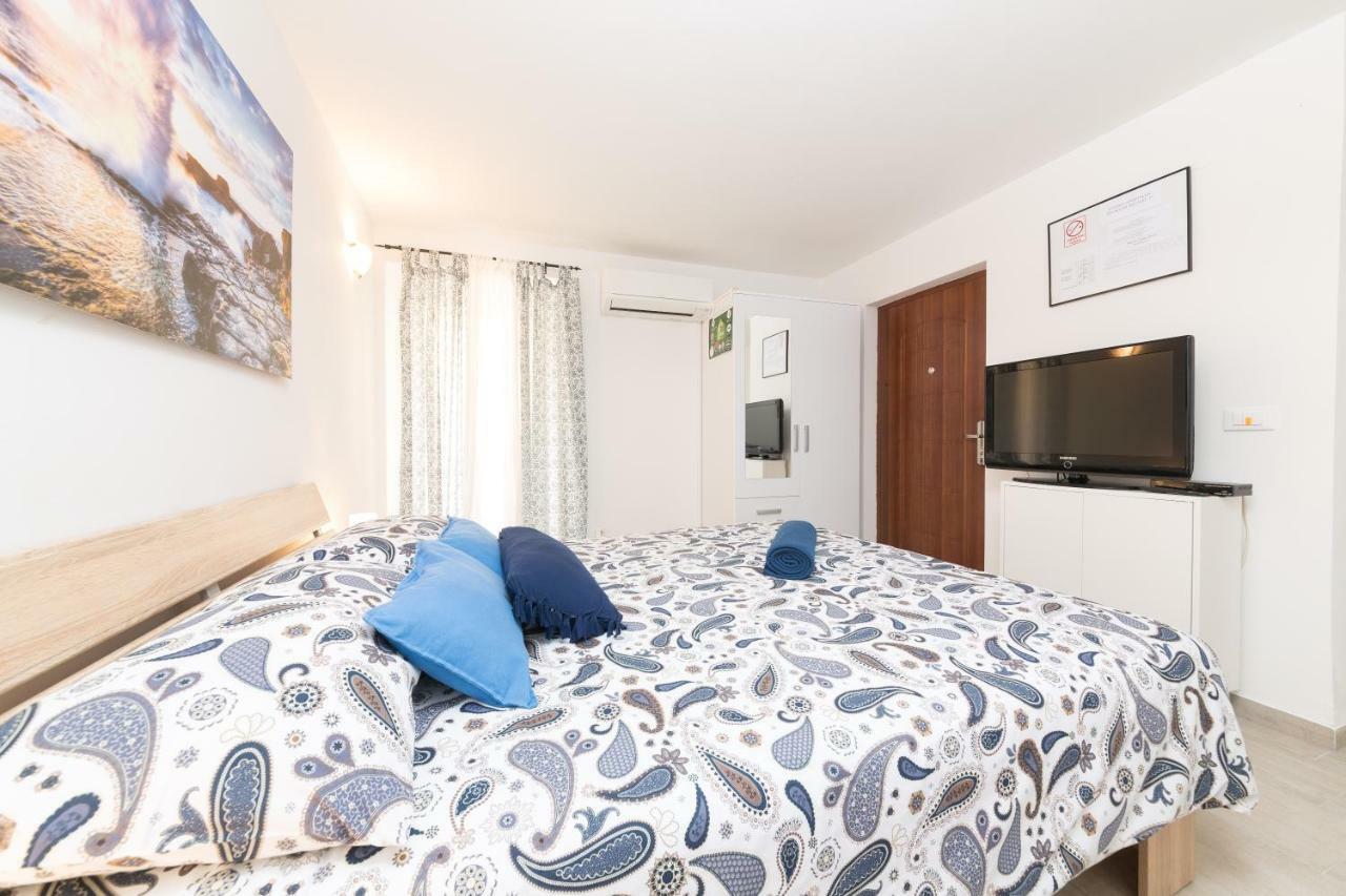 Degrassi Square Apartments (Adults Only) ヴルサル エクステリア 写真