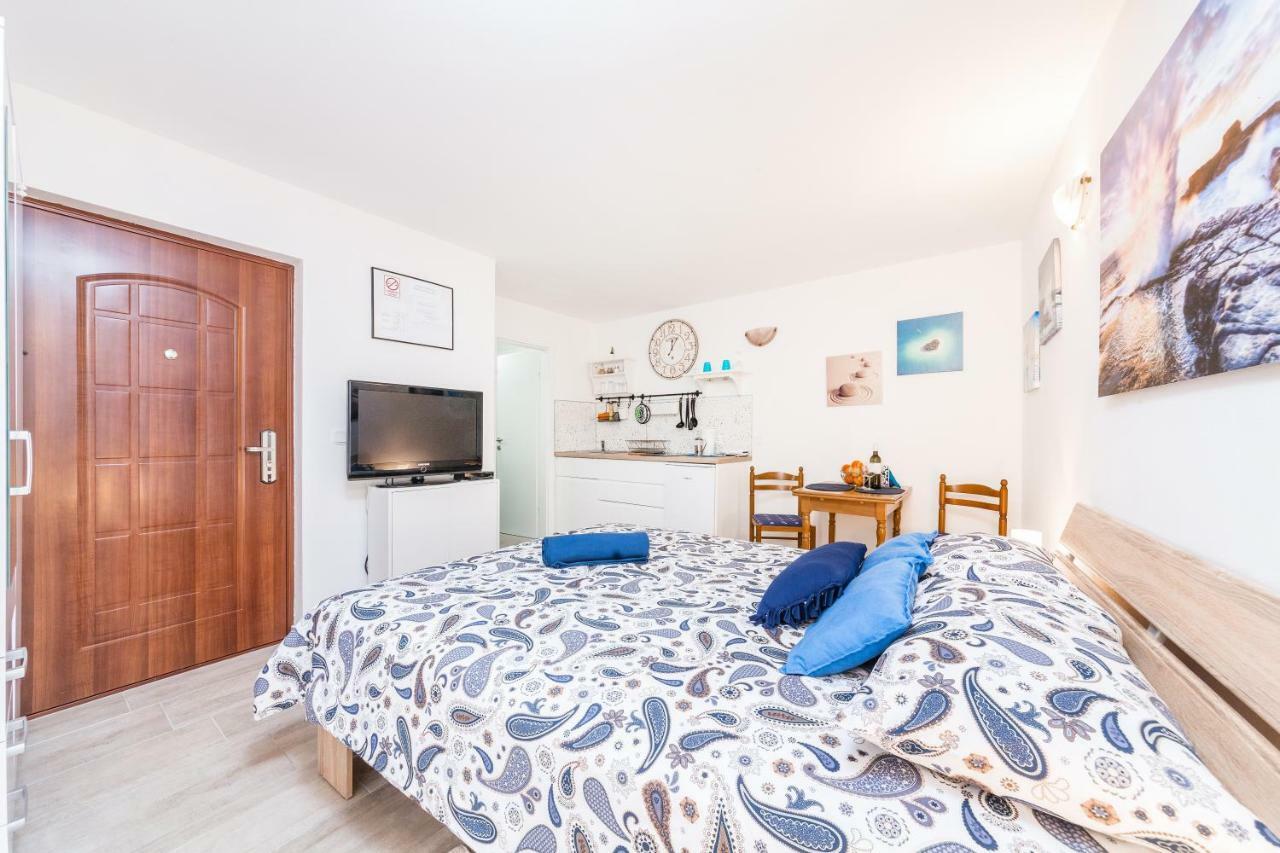Degrassi Square Apartments (Adults Only) ヴルサル エクステリア 写真